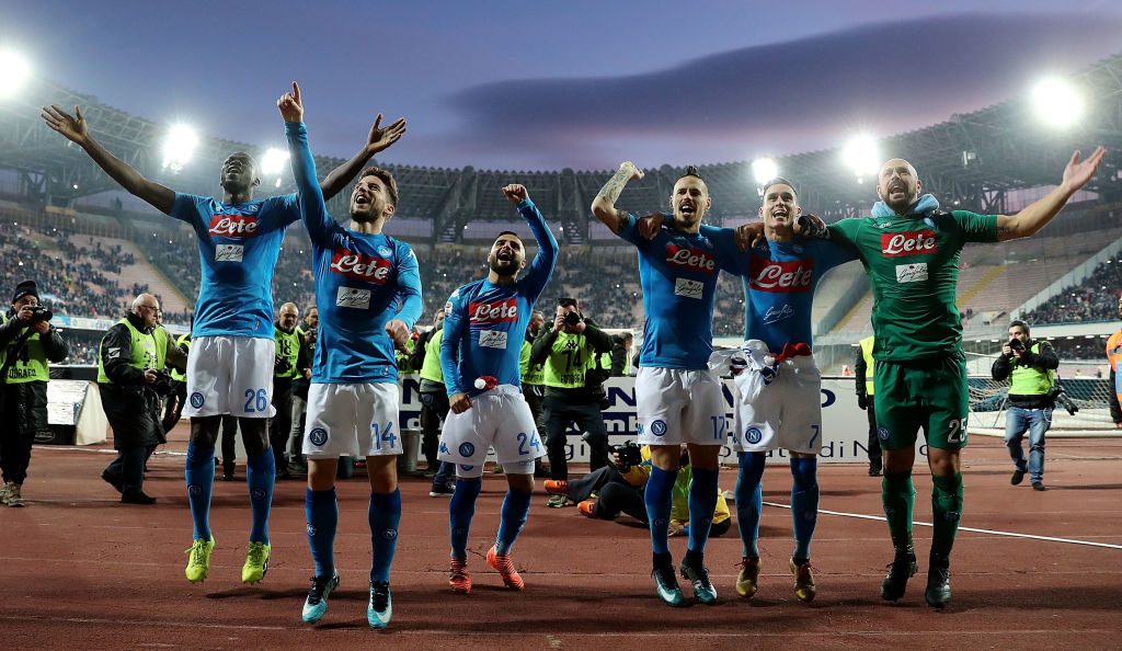 NAPLES, ITALY - DECEMBER 23: Kalidou Koulibaly, Lorenzo Insigne, Jose Calleon, Dries Mertens, Pepe Reina and Marek Hamsik celebrate the victory after the serie A match betweenSSC Napoli and UC Sampdoria at Stadio San Paolo on December 23, 2017 in Naples, Italy. (Photo by Francesco Pecoraro/Getty Images)