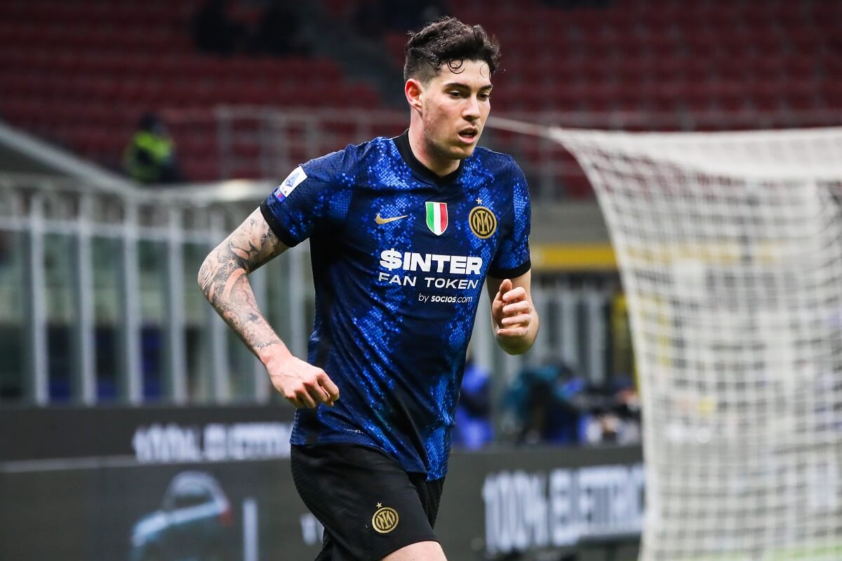 Bastoni vicino a una big di Premier