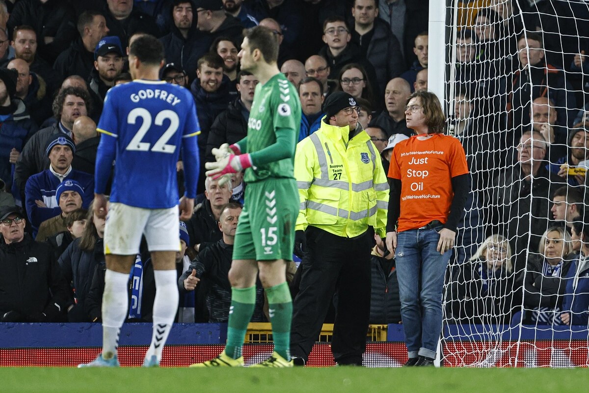 Everton-Newcastle: invasore di campo lega la sua gola al palo - VIDEO